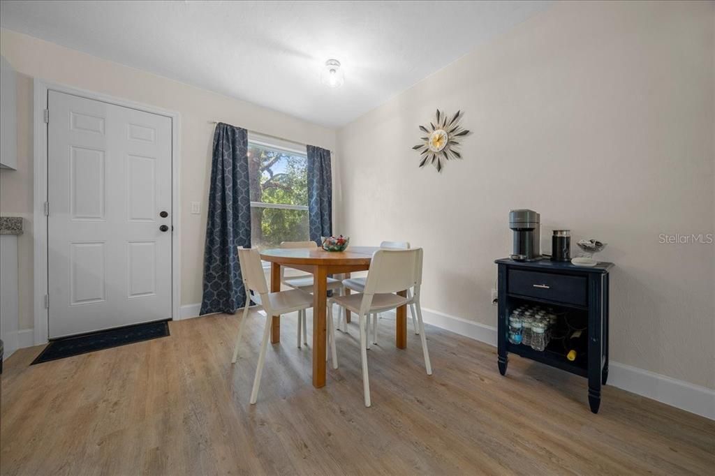 待售: $249,500 (3 贝兹, 1 浴室, 1096 平方英尺)