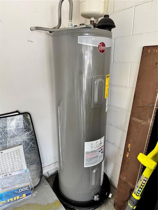 Active With Contract: $378,000 (3 beds, 2 baths, 1494 Square Feet)