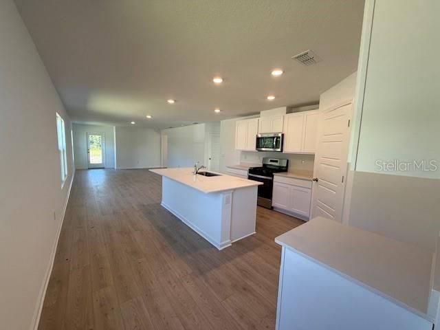 Под контрактом: $297,990 (3 спален, 2 ванн, 1609 Квадратных фут)