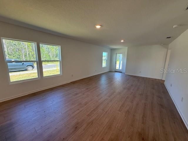 Под контрактом: $297,990 (3 спален, 2 ванн, 1609 Квадратных фут)