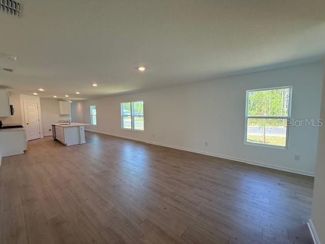 Под контрактом: $297,990 (3 спален, 2 ванн, 1609 Квадратных фут)