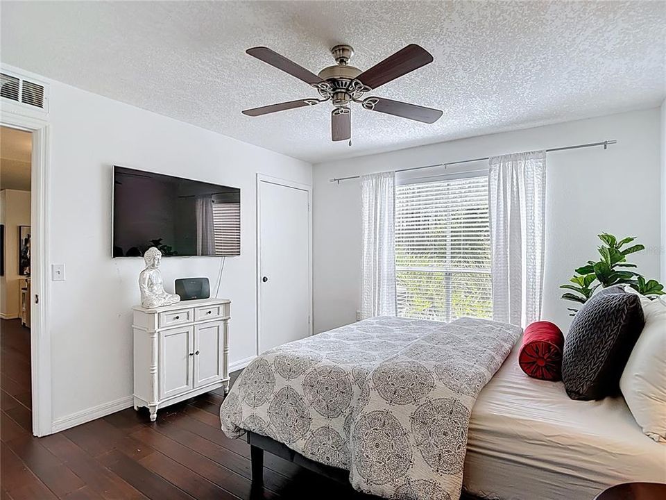 Active With Contract: $169,990 (2 beds, 2 baths, 1164 Square Feet)