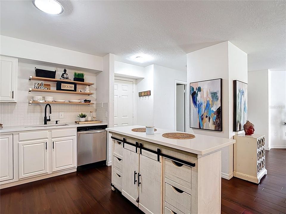 Active With Contract: $169,990 (2 beds, 2 baths, 1164 Square Feet)