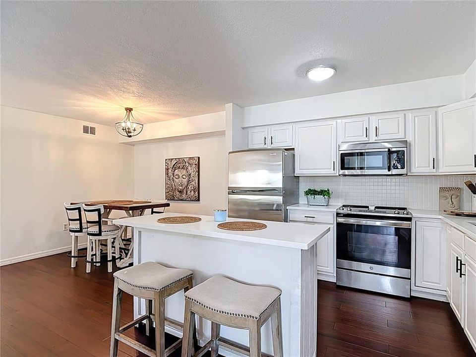 Active With Contract: $169,990 (2 beds, 2 baths, 1164 Square Feet)