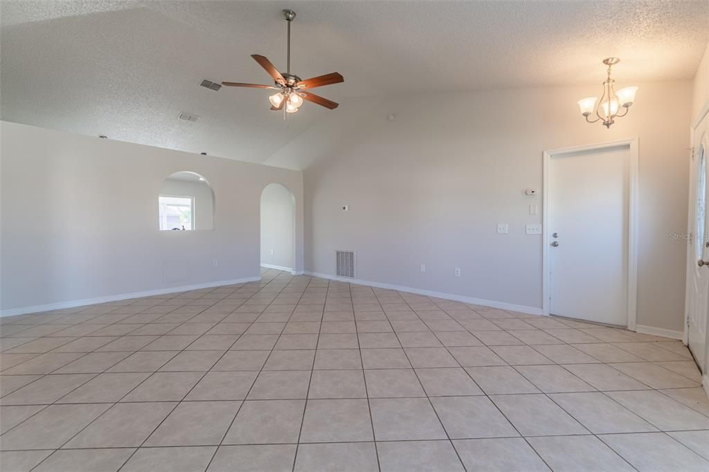 Activo con contrato: $250,000 (3 camas, 2 baños, 1332 Pies cuadrados)