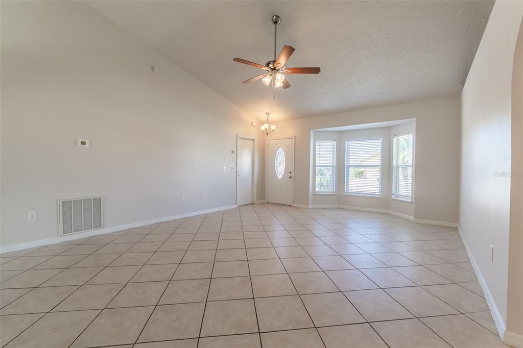 Activo con contrato: $250,000 (3 camas, 2 baños, 1332 Pies cuadrados)