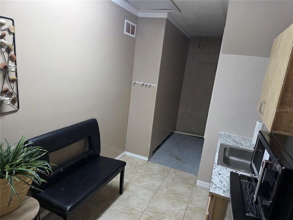 出租: $900 (1 贝兹, 1 浴室, 215 平方英尺)