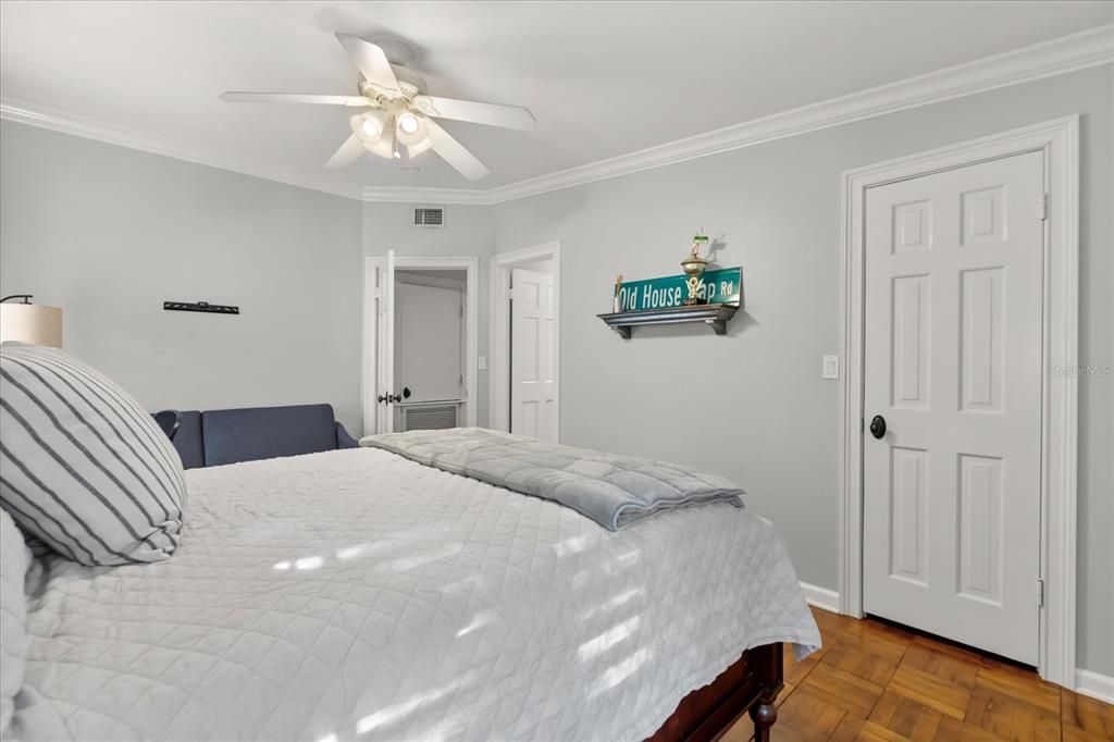 合同活跃: $935,000 (3 贝兹, 3 浴室, 2515 平方英尺)