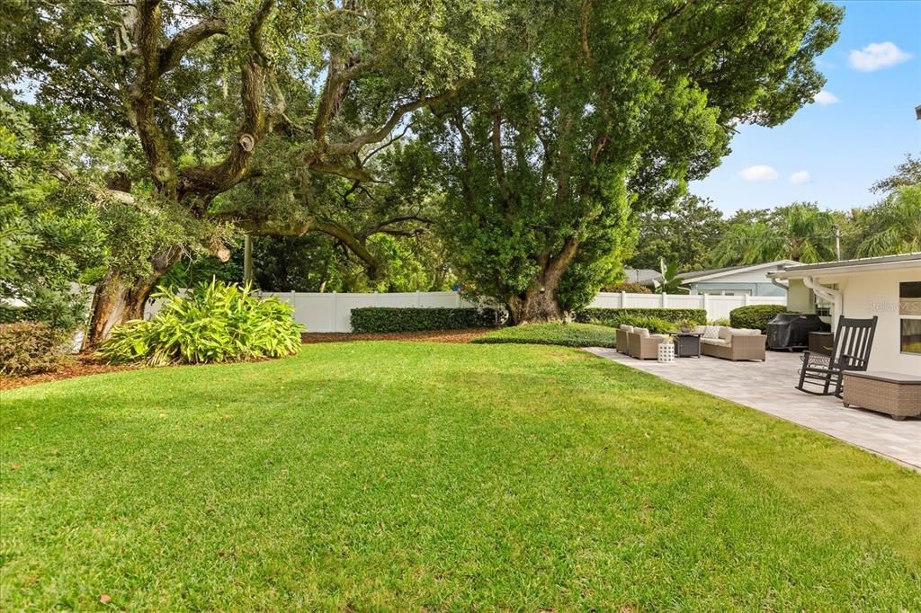 合同活跃: $935,000 (3 贝兹, 3 浴室, 2515 平方英尺)