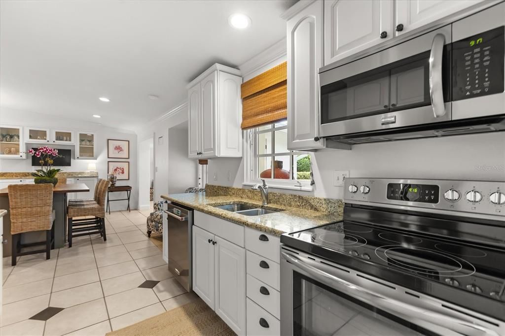 合同活跃: $935,000 (3 贝兹, 3 浴室, 2515 平方英尺)