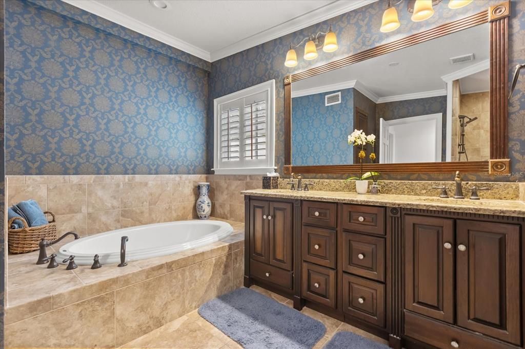 合同活跃: $935,000 (3 贝兹, 3 浴室, 2515 平方英尺)