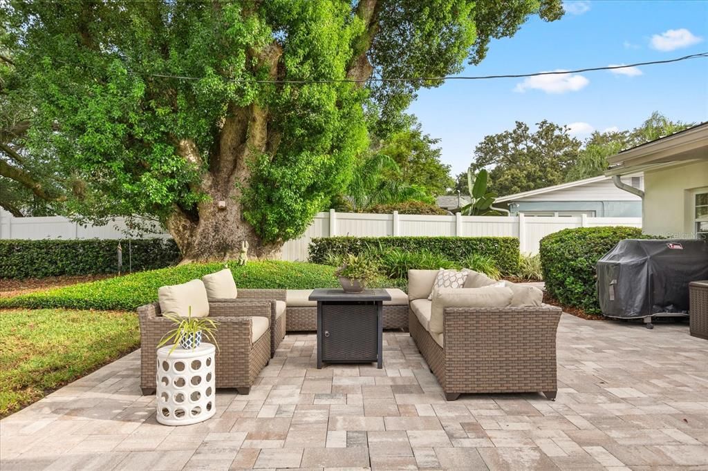 合同活跃: $935,000 (3 贝兹, 3 浴室, 2515 平方英尺)