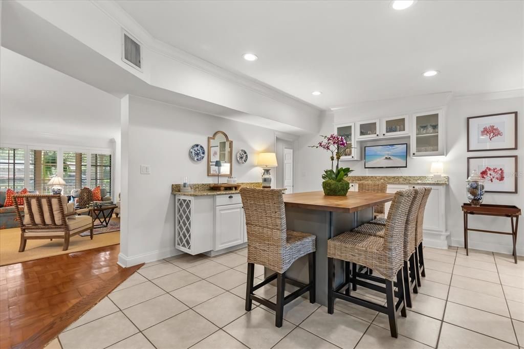 合同活跃: $935,000 (3 贝兹, 3 浴室, 2515 平方英尺)