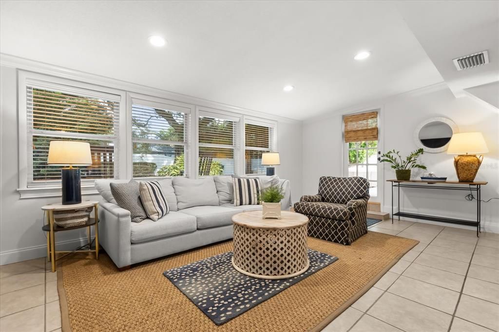 合同活跃: $935,000 (3 贝兹, 3 浴室, 2515 平方英尺)