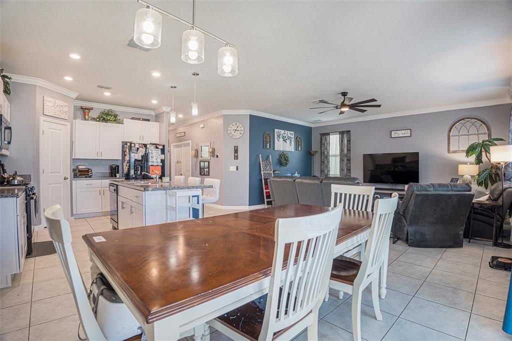 En Venta: $525,000 (4 camas, 2 baños, 2784 Pies cuadrados)