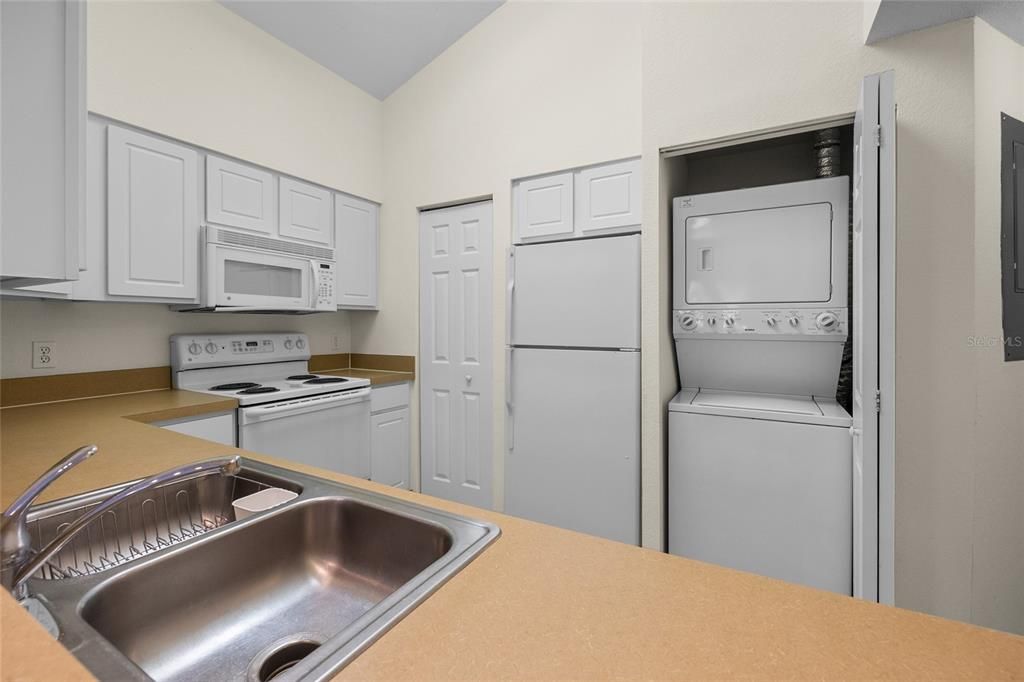 For Sale: $189,000 (1 beds, 1 baths, 848 Square Feet)
