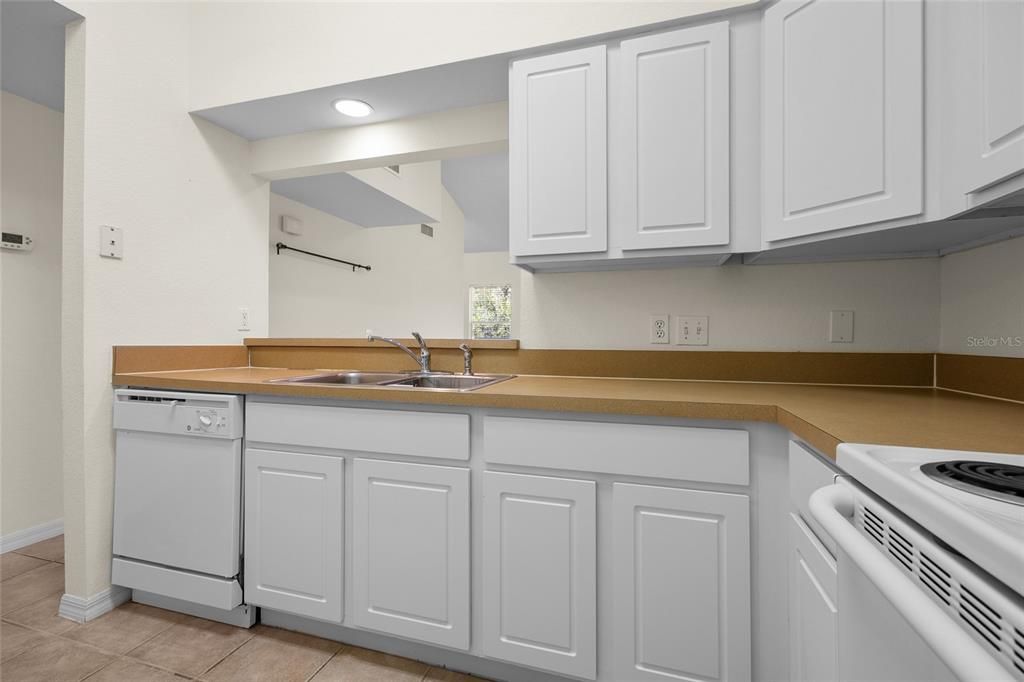 For Sale: $189,000 (1 beds, 1 baths, 848 Square Feet)