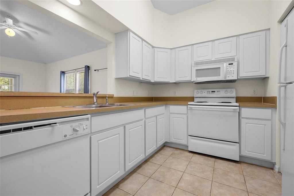 For Sale: $189,000 (1 beds, 1 baths, 848 Square Feet)