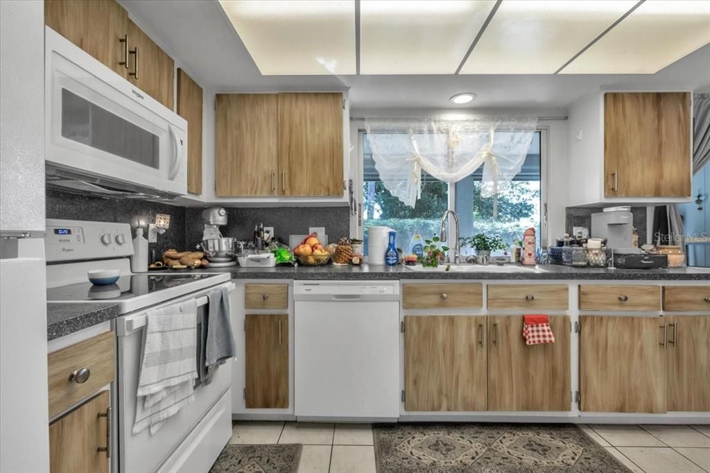 For Sale: $899,000 (6 beds, 0 baths, 3641 Square Feet)