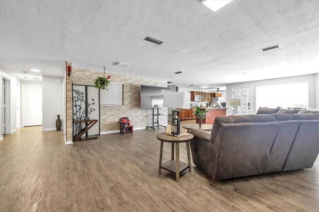 For Sale: $899,000 (6 beds, 0 baths, 3641 Square Feet)