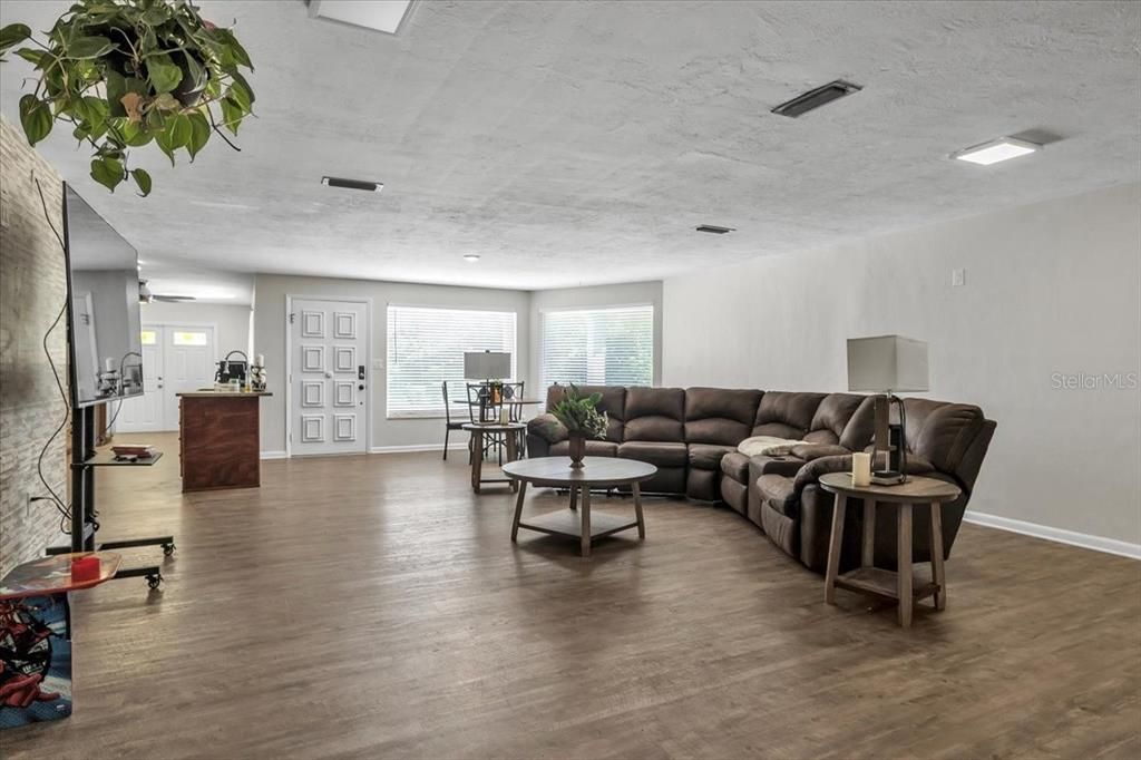 For Sale: $899,000 (6 beds, 0 baths, 3641 Square Feet)