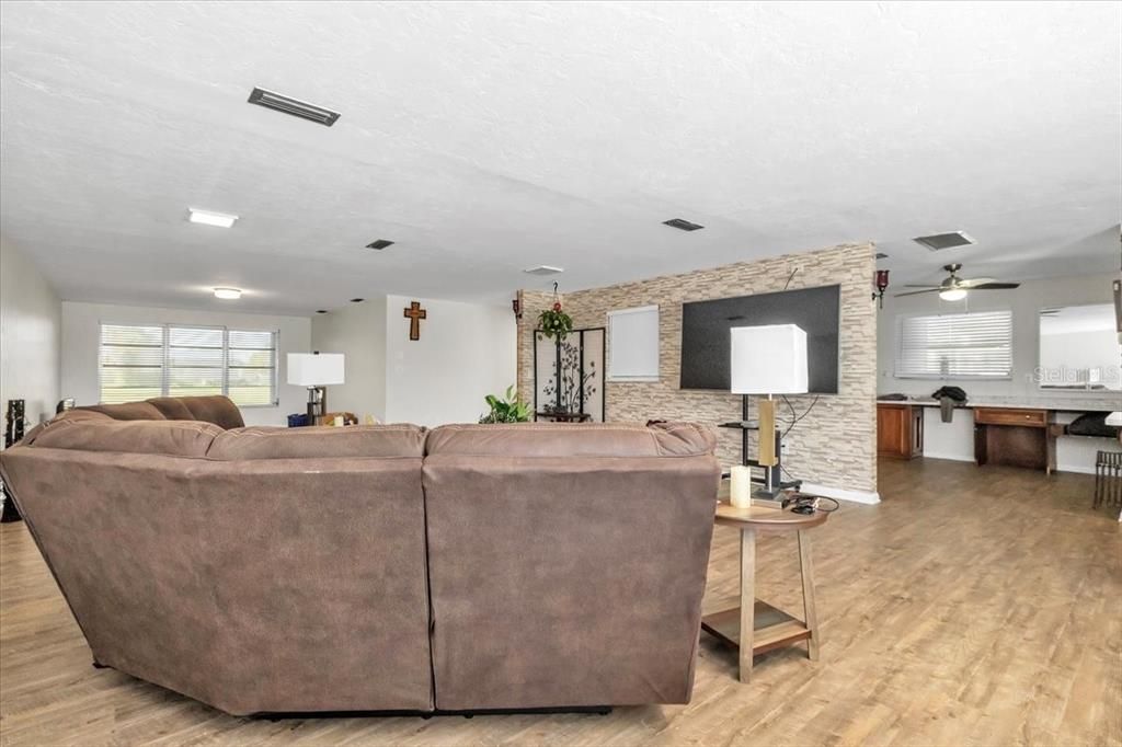 For Sale: $899,000 (6 beds, 0 baths, 3641 Square Feet)