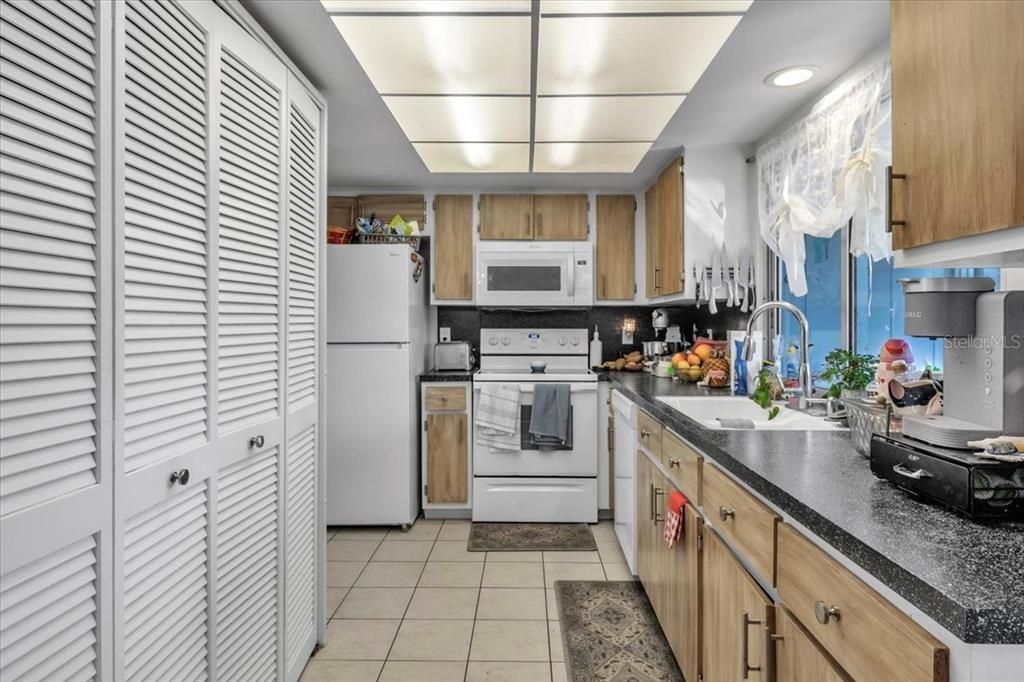 For Sale: $899,000 (6 beds, 0 baths, 3641 Square Feet)