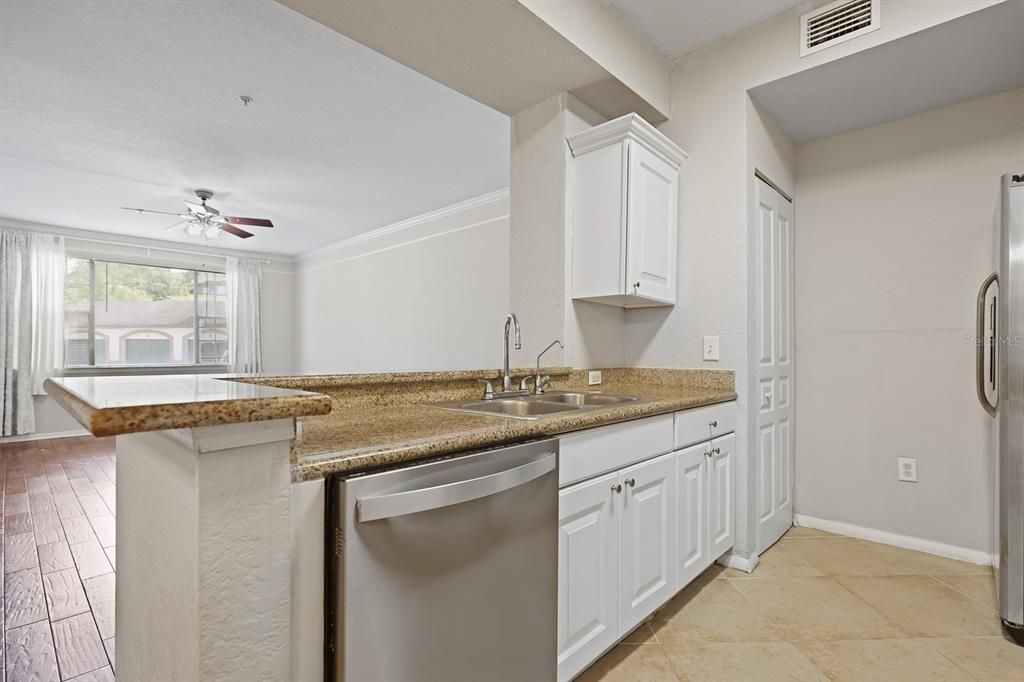 На продажу: $169,900 (3 спален, 2 ванн, 1336 Квадратных фут)