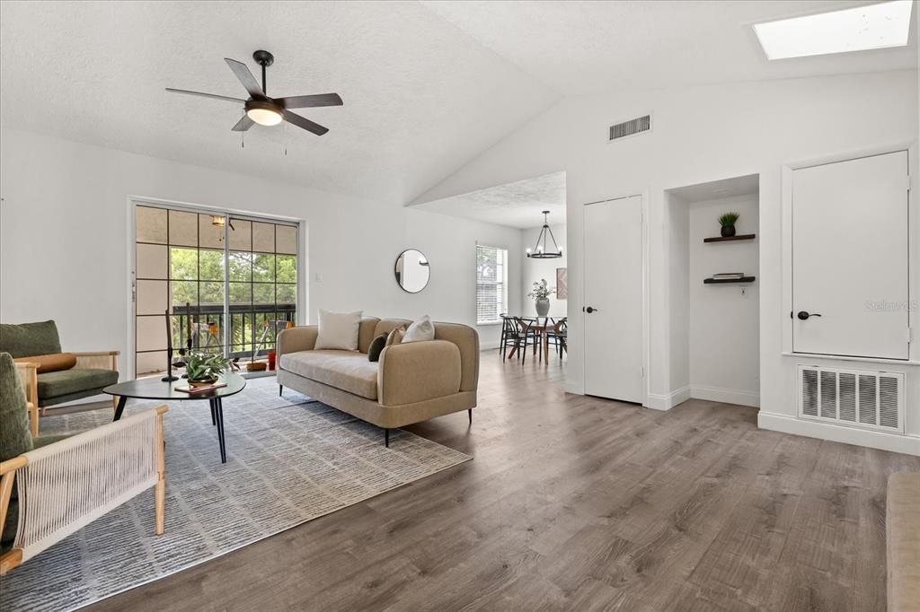 For Sale: $299,000 (2 beds, 2 baths, 970 Square Feet)