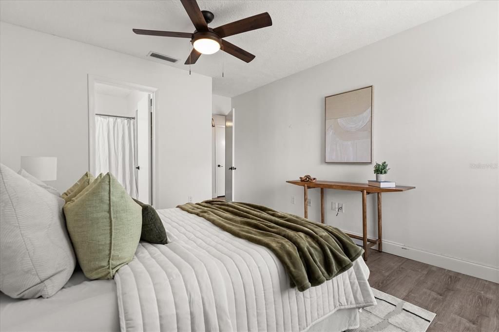 For Sale: $299,000 (2 beds, 2 baths, 970 Square Feet)