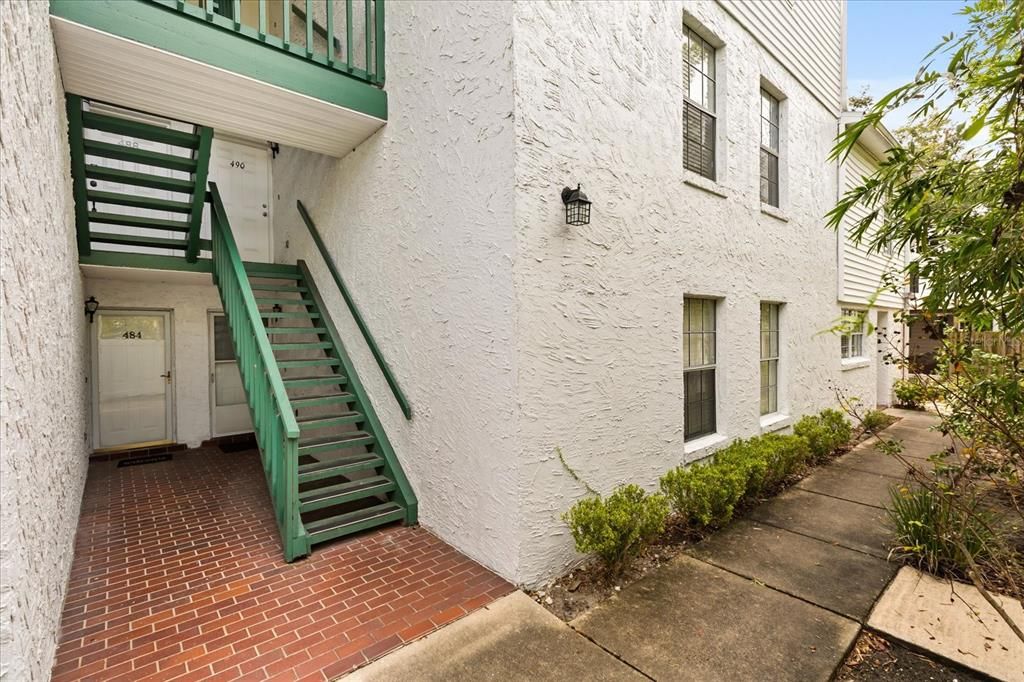 For Sale: $299,000 (2 beds, 2 baths, 970 Square Feet)