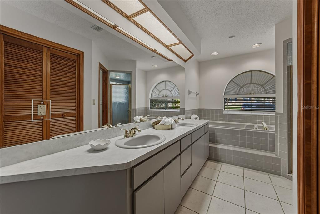 En Venta: $465,000 (4 camas, 2 baños, 2555 Pies cuadrados)