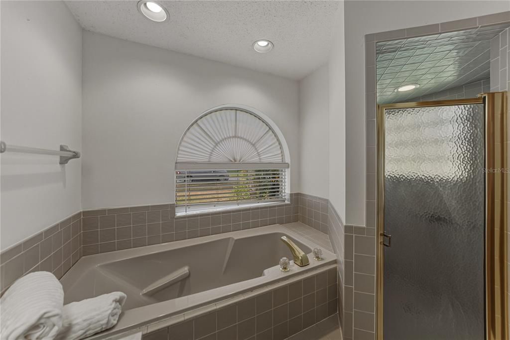 En Venta: $465,000 (4 camas, 2 baños, 2555 Pies cuadrados)