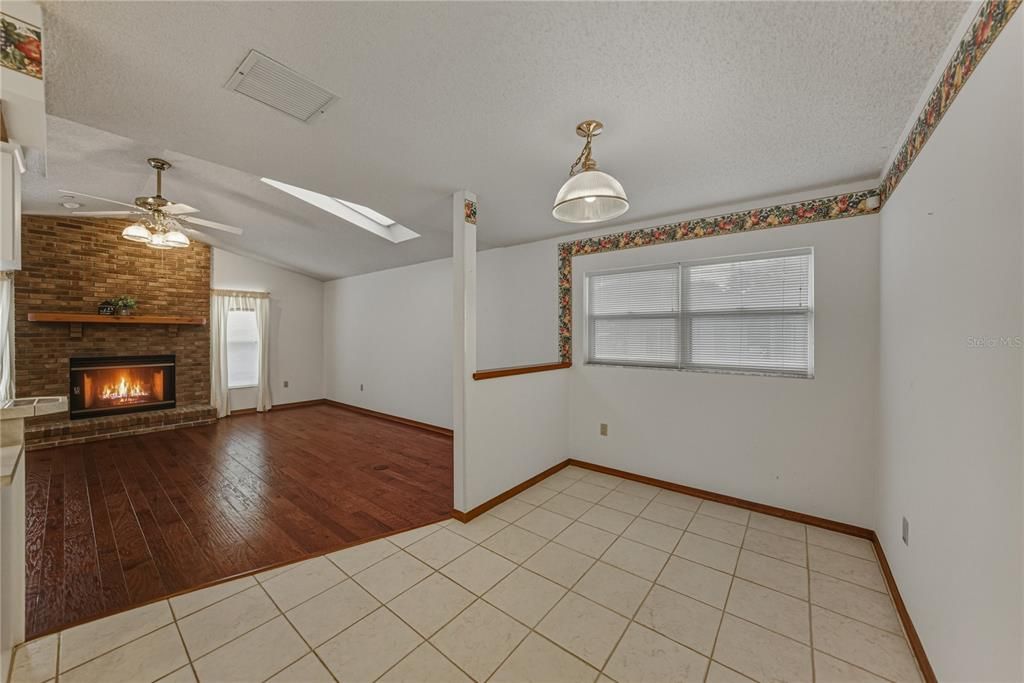 En Venta: $465,000 (4 camas, 2 baños, 2555 Pies cuadrados)