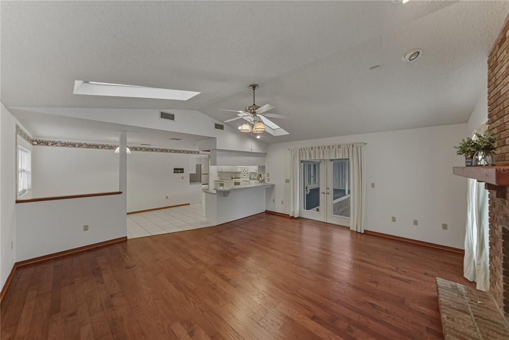 En Venta: $465,000 (4 camas, 2 baños, 2555 Pies cuadrados)