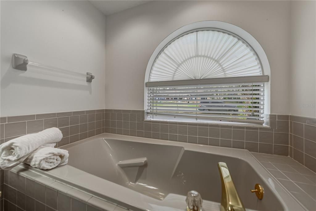 En Venta: $465,000 (4 camas, 2 baños, 2555 Pies cuadrados)