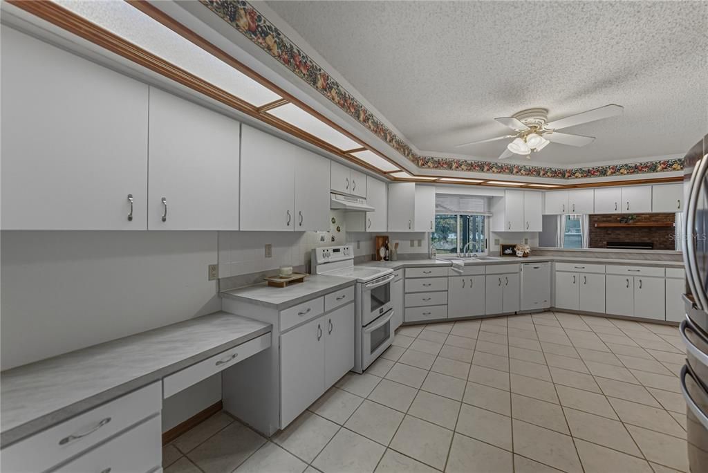 En Venta: $465,000 (4 camas, 2 baños, 2555 Pies cuadrados)