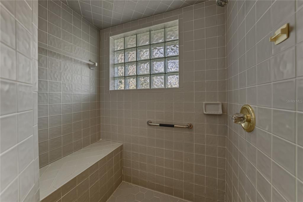 En Venta: $465,000 (4 camas, 2 baños, 2555 Pies cuadrados)