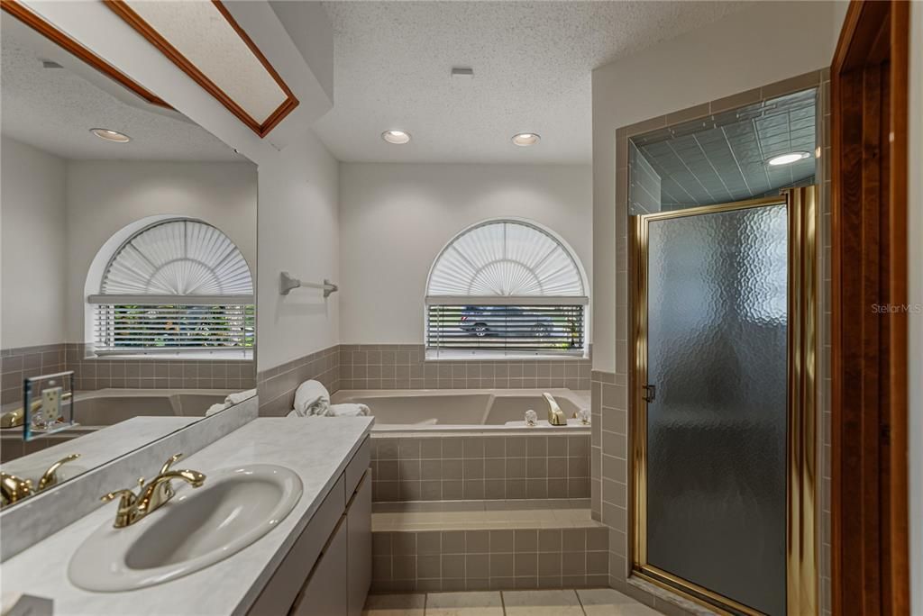 En Venta: $465,000 (4 camas, 2 baños, 2555 Pies cuadrados)