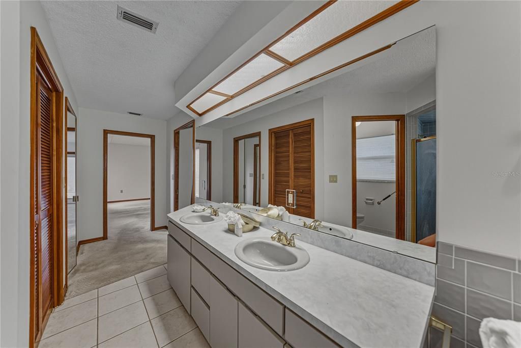 En Venta: $465,000 (4 camas, 2 baños, 2555 Pies cuadrados)