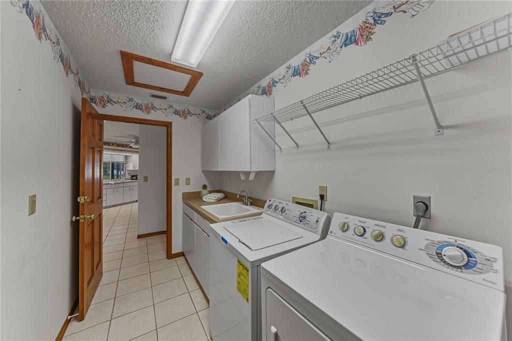 En Venta: $465,000 (4 camas, 2 baños, 2555 Pies cuadrados)