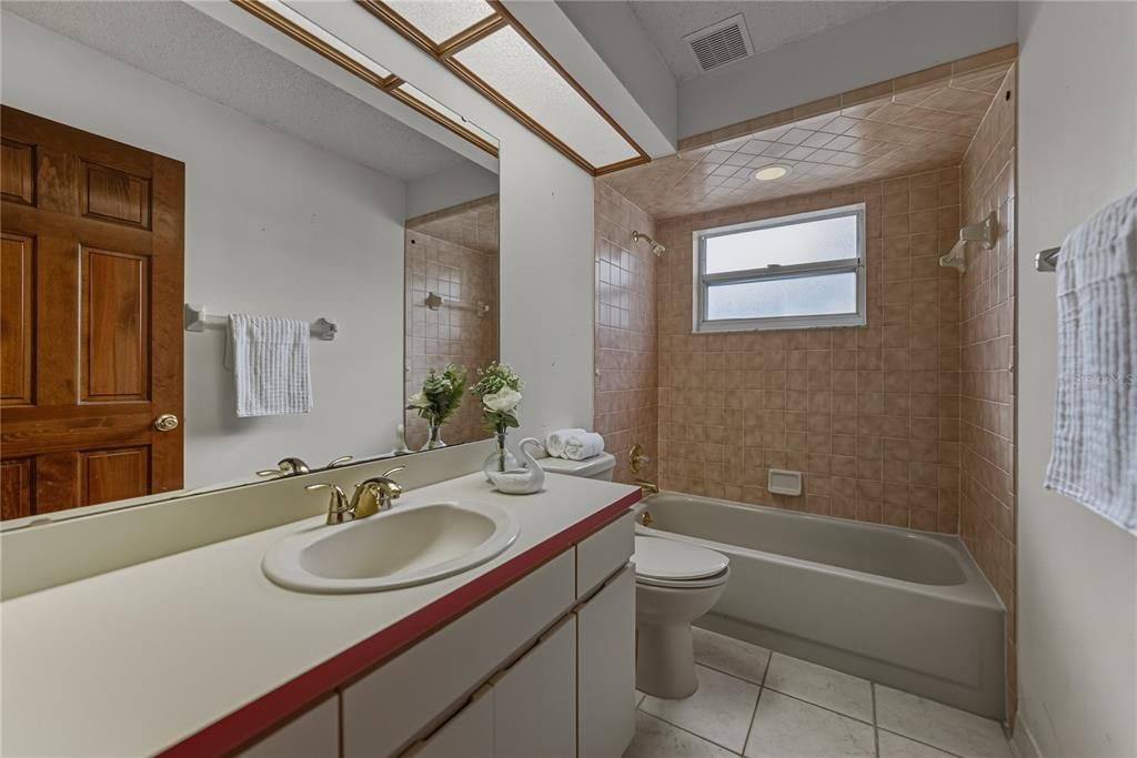 En Venta: $465,000 (4 camas, 2 baños, 2555 Pies cuadrados)