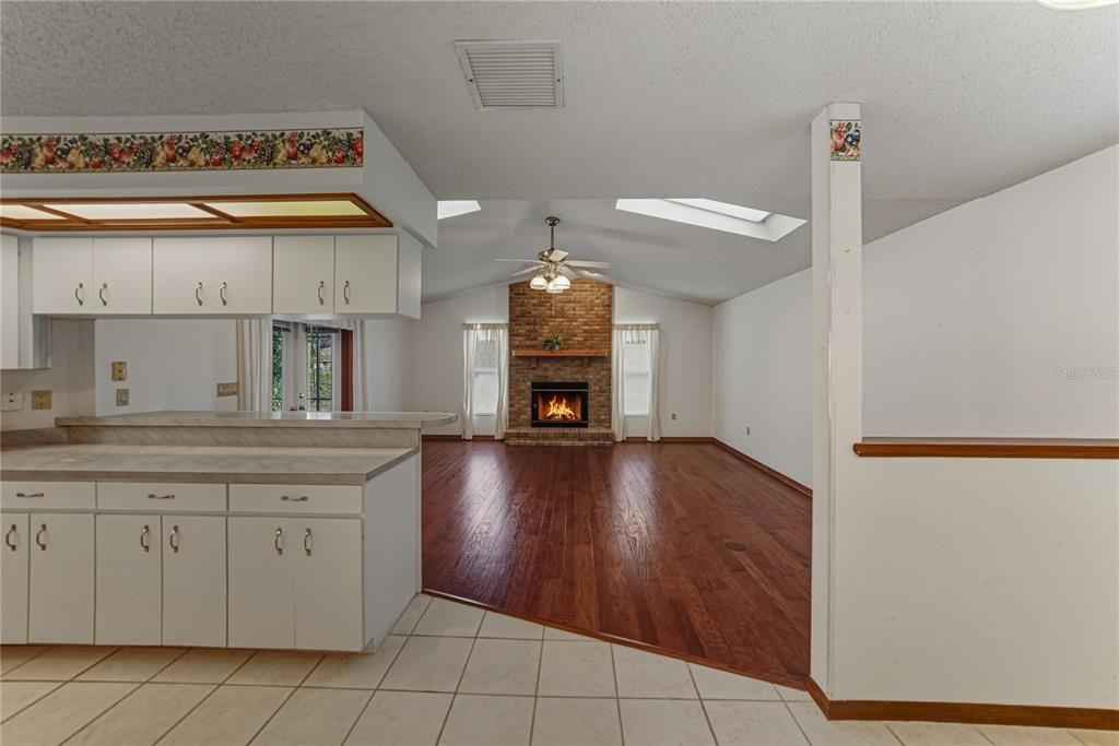 En Venta: $465,000 (4 camas, 2 baños, 2555 Pies cuadrados)