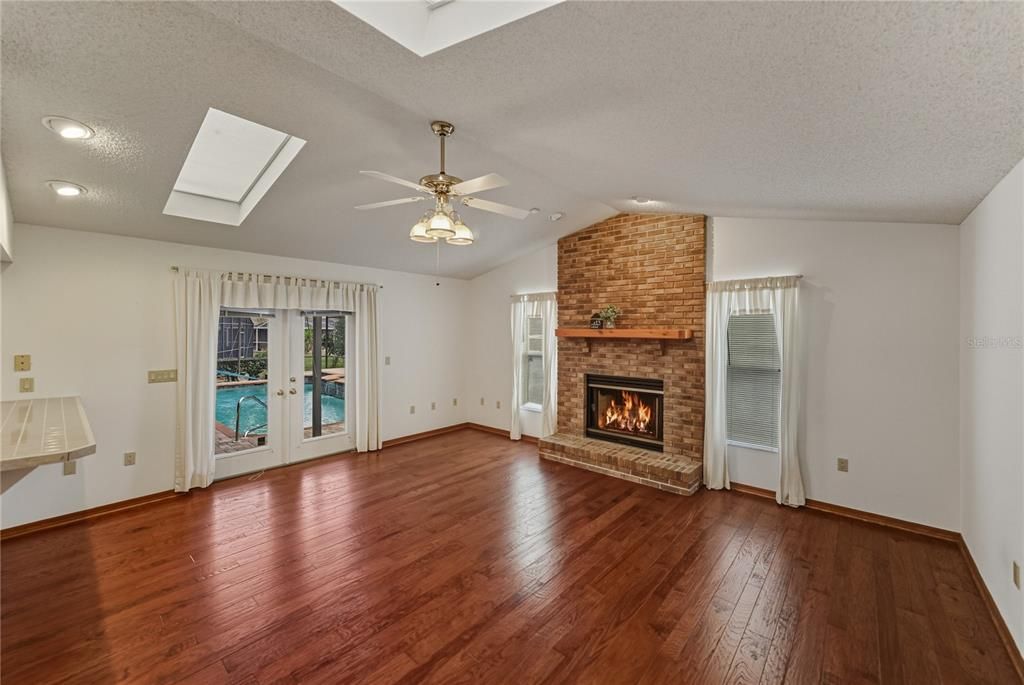 En Venta: $465,000 (4 camas, 2 baños, 2555 Pies cuadrados)