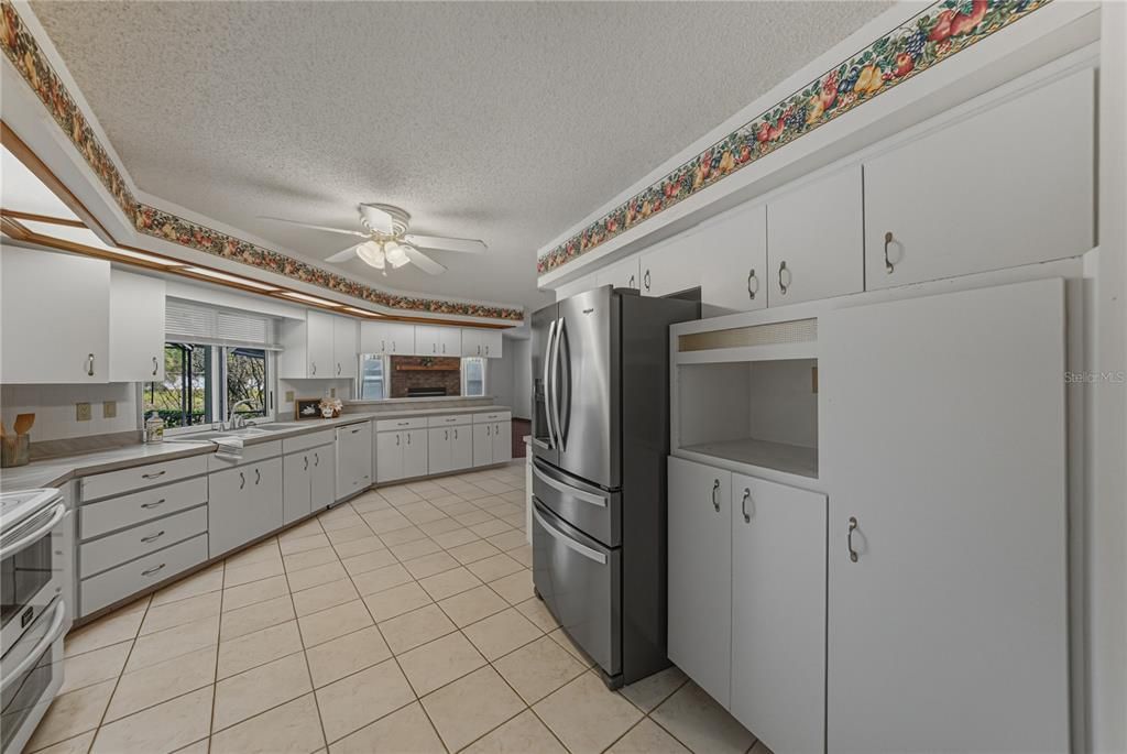 En Venta: $465,000 (4 camas, 2 baños, 2555 Pies cuadrados)