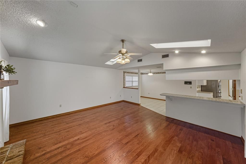 En Venta: $465,000 (4 camas, 2 baños, 2555 Pies cuadrados)