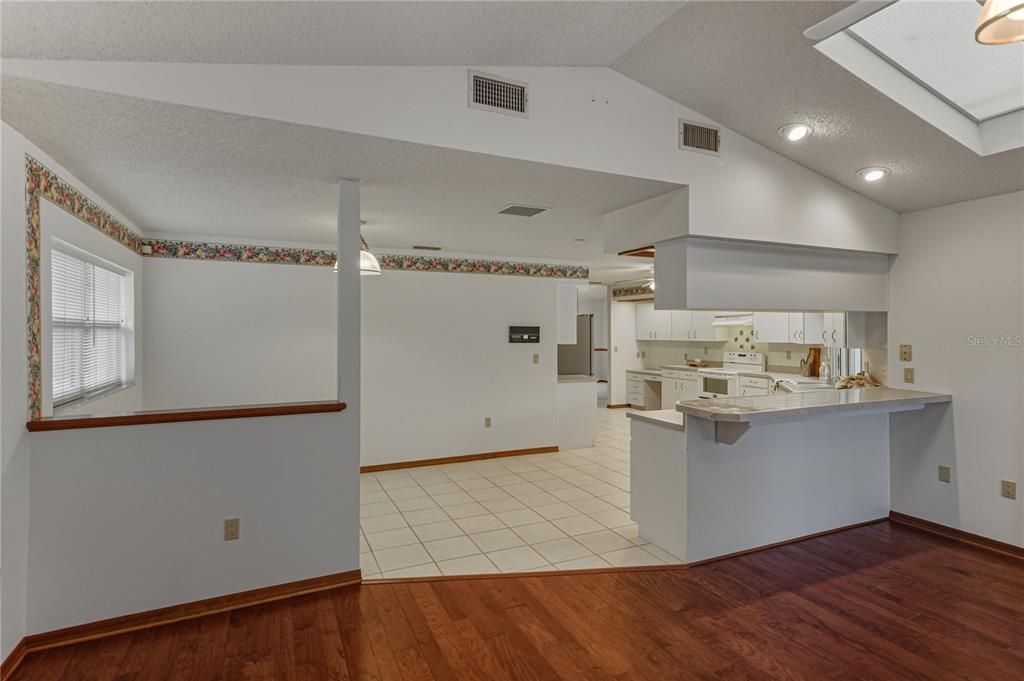 En Venta: $465,000 (4 camas, 2 baños, 2555 Pies cuadrados)