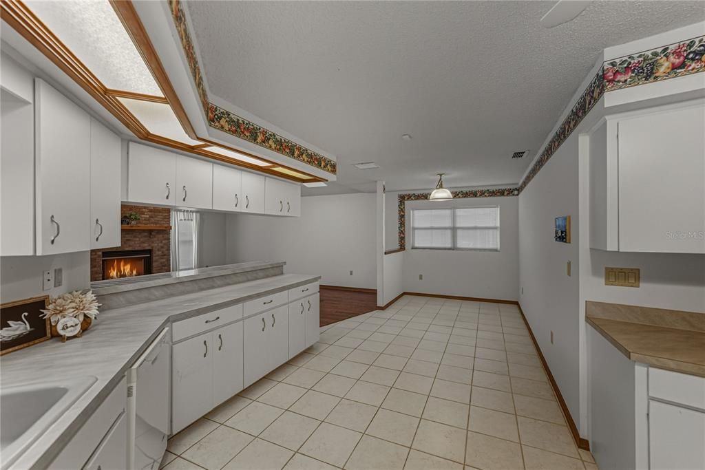 En Venta: $465,000 (4 camas, 2 baños, 2555 Pies cuadrados)