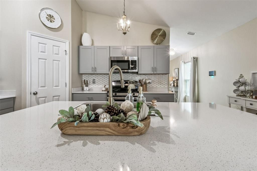 合同活跃: $350,000 (3 贝兹, 2 浴室, 1615 平方英尺)