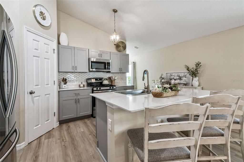 合同活跃: $350,000 (3 贝兹, 2 浴室, 1615 平方英尺)